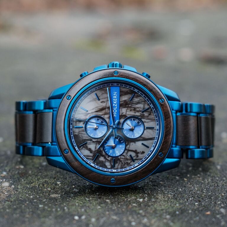 "Priamus" Uhr aus Ahorn und Marmor mit auff&auml;lligem blauem Design und komplizierten Zifferblattdetails.
