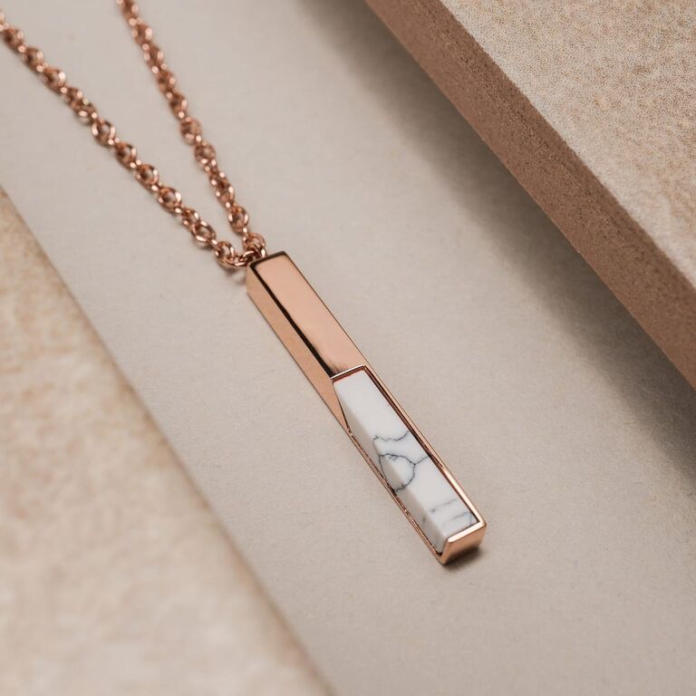 "Campania Halskette": Elegante Halskette mit Akzenten aus Marmor und Ros&eacute;gold.