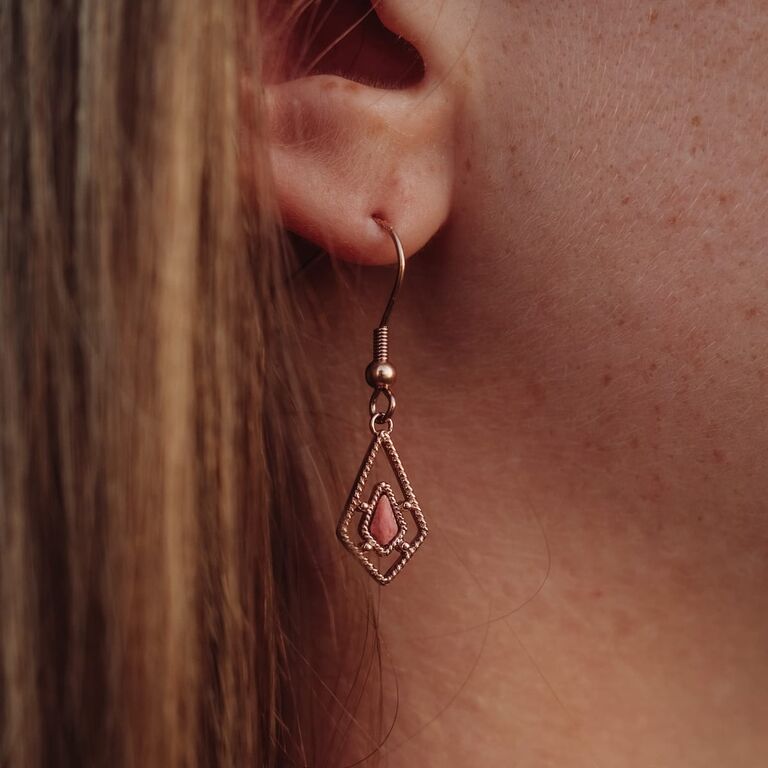 "Daydreamer &Oslash;reringe" &oslash;reringe med detaljer i rosakvarts og rosaguld udstr&aring;ler en delikat og elegant stil.