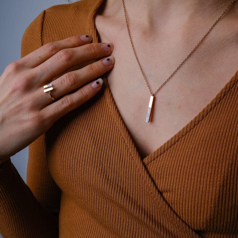 "Campania Halskette", eine elegante Halskette aus Ros&eacute;gold mit Marmor-Akzent, erg&auml;nzt das minimalistische Design auf elegante Weise.