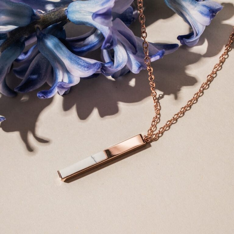 "Campania Halskette", eine stilvolle Halskette mit Akzenten aus Marmor und Ros&eacute;gold, erg&auml;nzt elegant jeden Look.